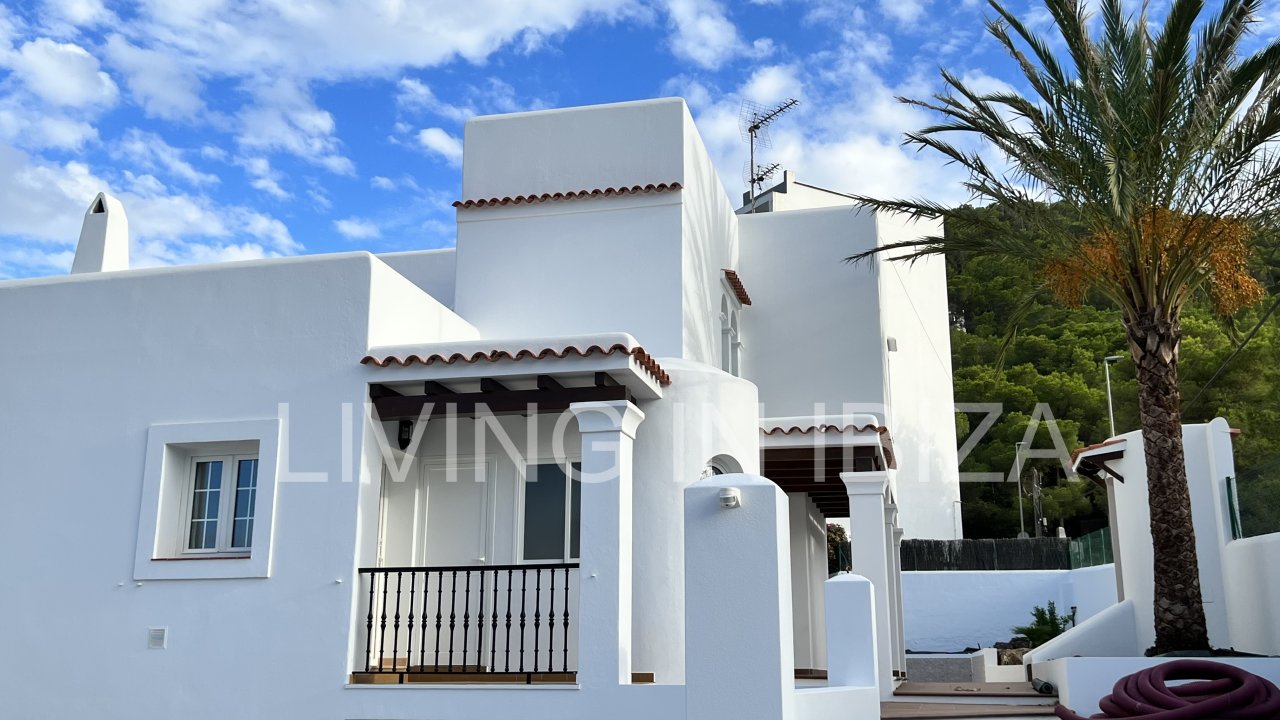 Alquiler a largo plazo / contrato anual. Encantadora casa de dos plantas en Siesta,  Santa Eulalia, Ibiza. Vistas al mar desde la terraza