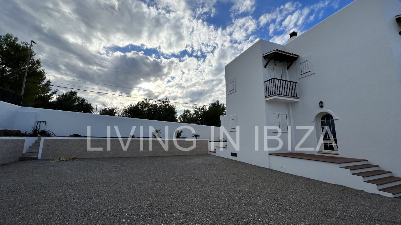 Alquiler a largo plazo / contrato anual. Encantadora casa de dos plantas en Siesta,  Santa Eulalia, Ibiza. Vistas al mar desde la terraza