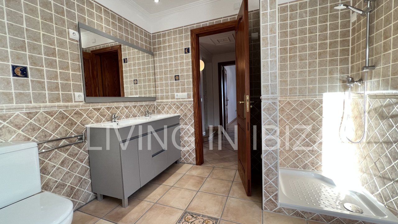 Alquiler a largo plazo / contrato anual. Encantadora casa de dos plantas en Siesta,  Santa Eulalia, Ibiza. Vistas al mar desde la terraza