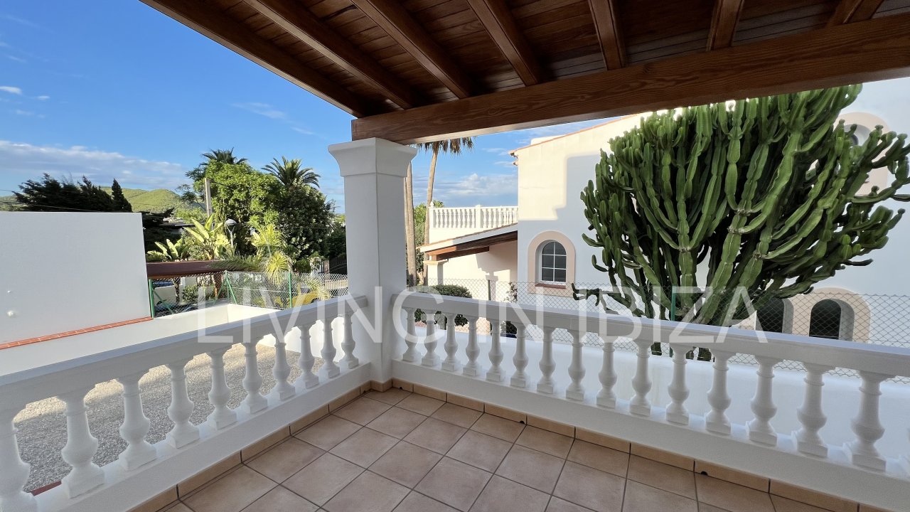 Alquiler a largo plazo / contrato anual. Encantadora casa de dos plantas en Siesta,  Santa Eulalia, Ibiza. Vistas al mar desde la terraza