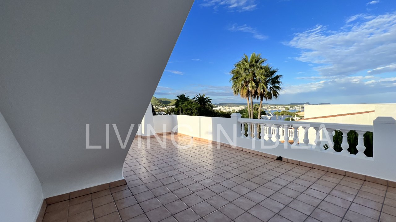 Alquiler a largo plazo / contrato anual. Encantadora casa de dos plantas en Siesta,  Santa Eulalia, Ibiza. Vistas al mar desde la terraza
