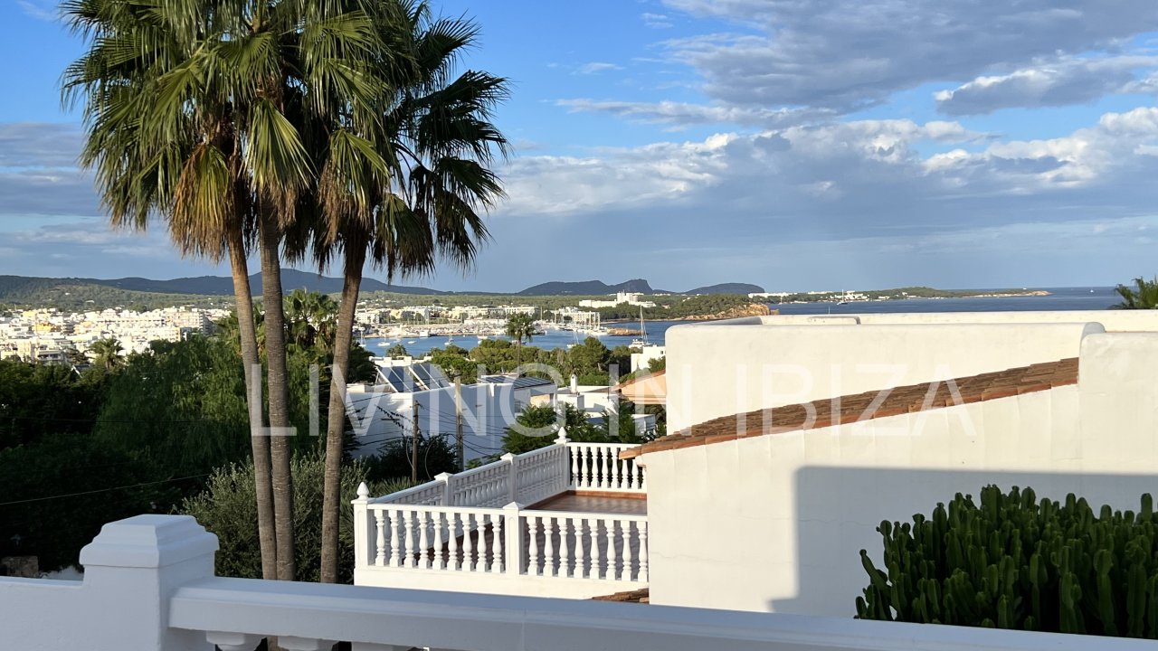 Alquiler a largo plazo / contrato anual. Encantadora casa de dos plantas en Siesta,  Santa Eulalia, Ibiza. Vistas al mar desde la terraza