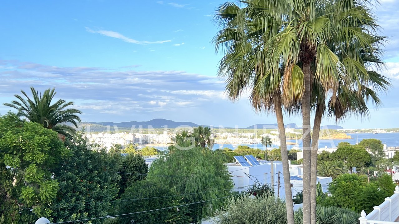 Alquiler a largo plazo / contrato anual. Encantadora casa de dos plantas en Siesta,  Santa Eulalia, Ibiza. Vistas al mar desde la terraza