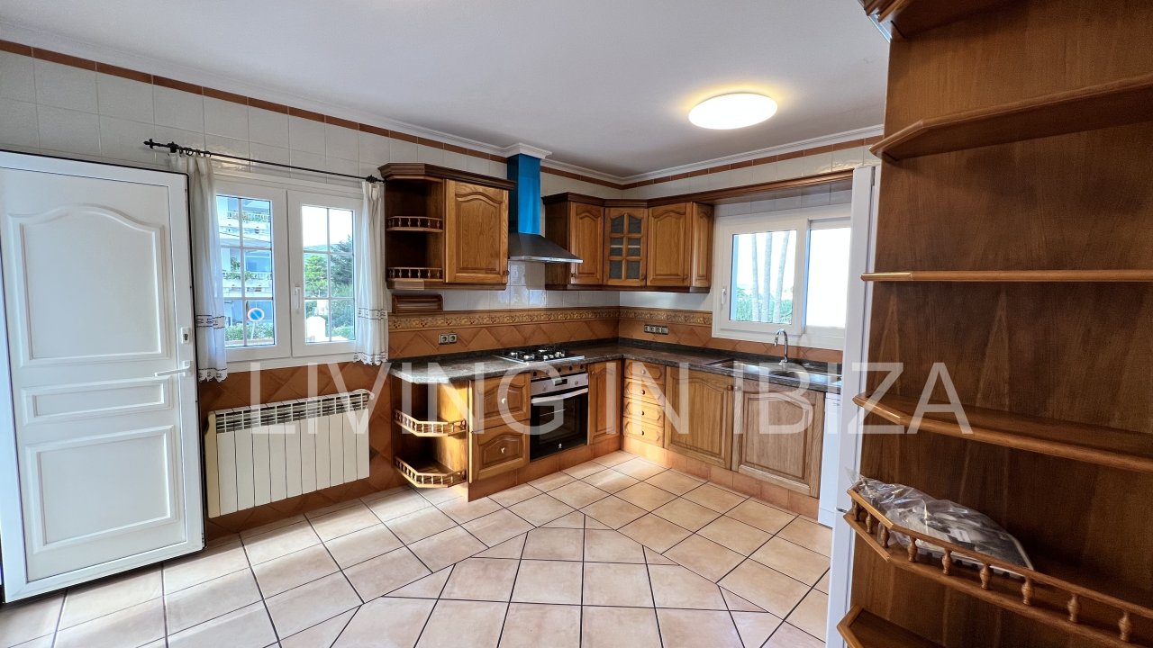 Alquiler a largo plazo / contrato anual. Encantadora casa de dos plantas en Siesta,  Santa Eulalia, Ibiza. Vistas al mar desde la terraza