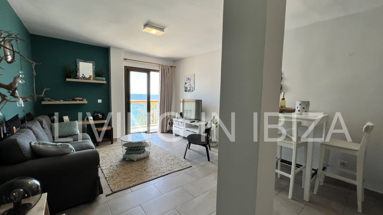 Alquiler a largo plazo / contrato anual, moderno y recientemente renovado con vistas al mar y con un balcón en Santa Eulalia del Rio, Ibiza
