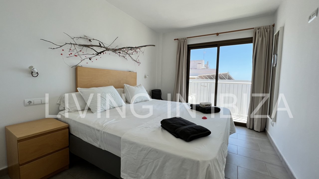 Alquiler a largo plazo / contrato anual, moderno y recientemente renovado con vistas al mar y con un balcón en Santa Eulalia del Rio, Ibiza