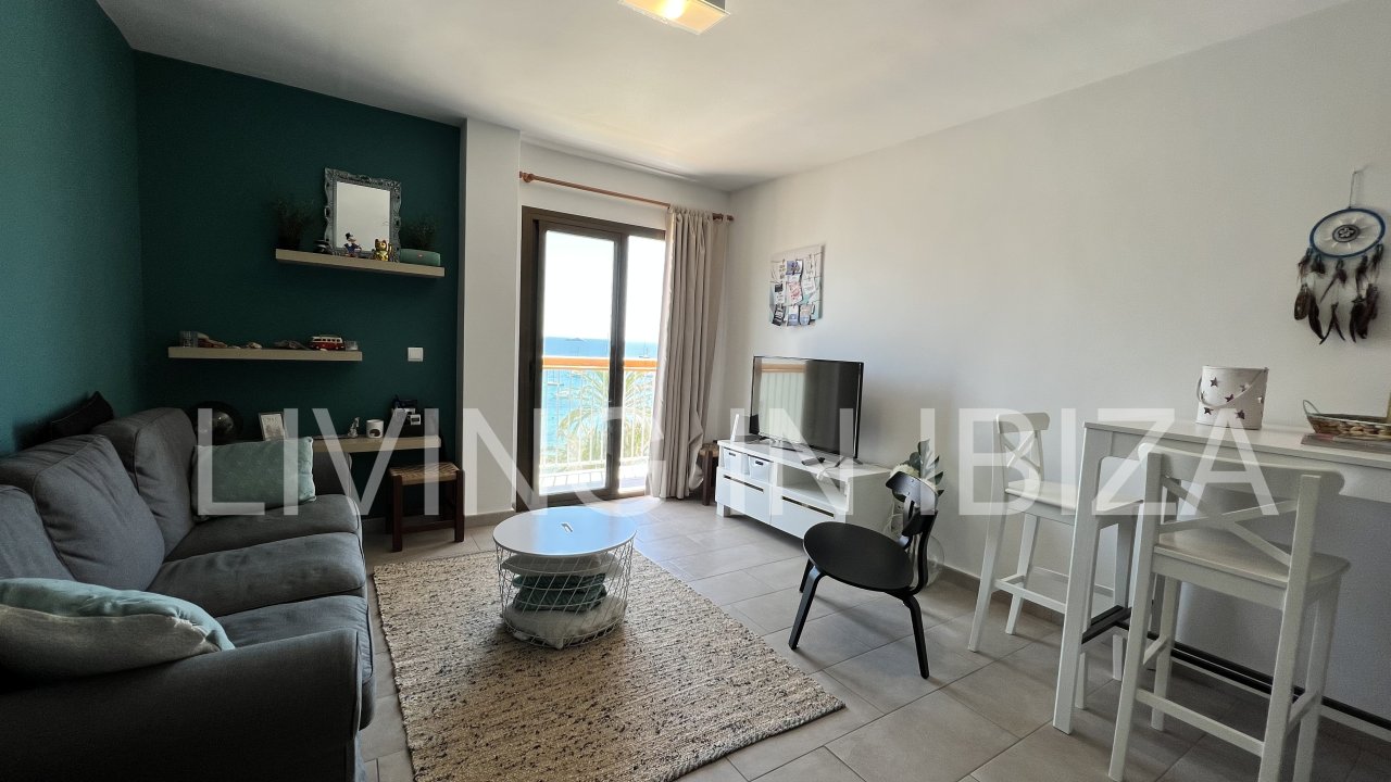 Alquiler a largo plazo / contrato anual, moderno y recientemente renovado con vistas al mar y con un balcón en Santa Eulalia del Rio, Ibiza