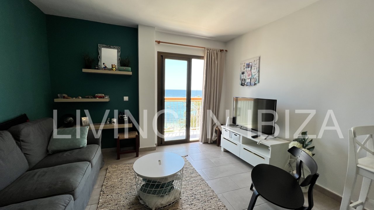 Alquiler a largo plazo / contrato anual, moderno y recientemente renovado con vistas al mar y con un balcón en Santa Eulalia del Rio, Ibiza