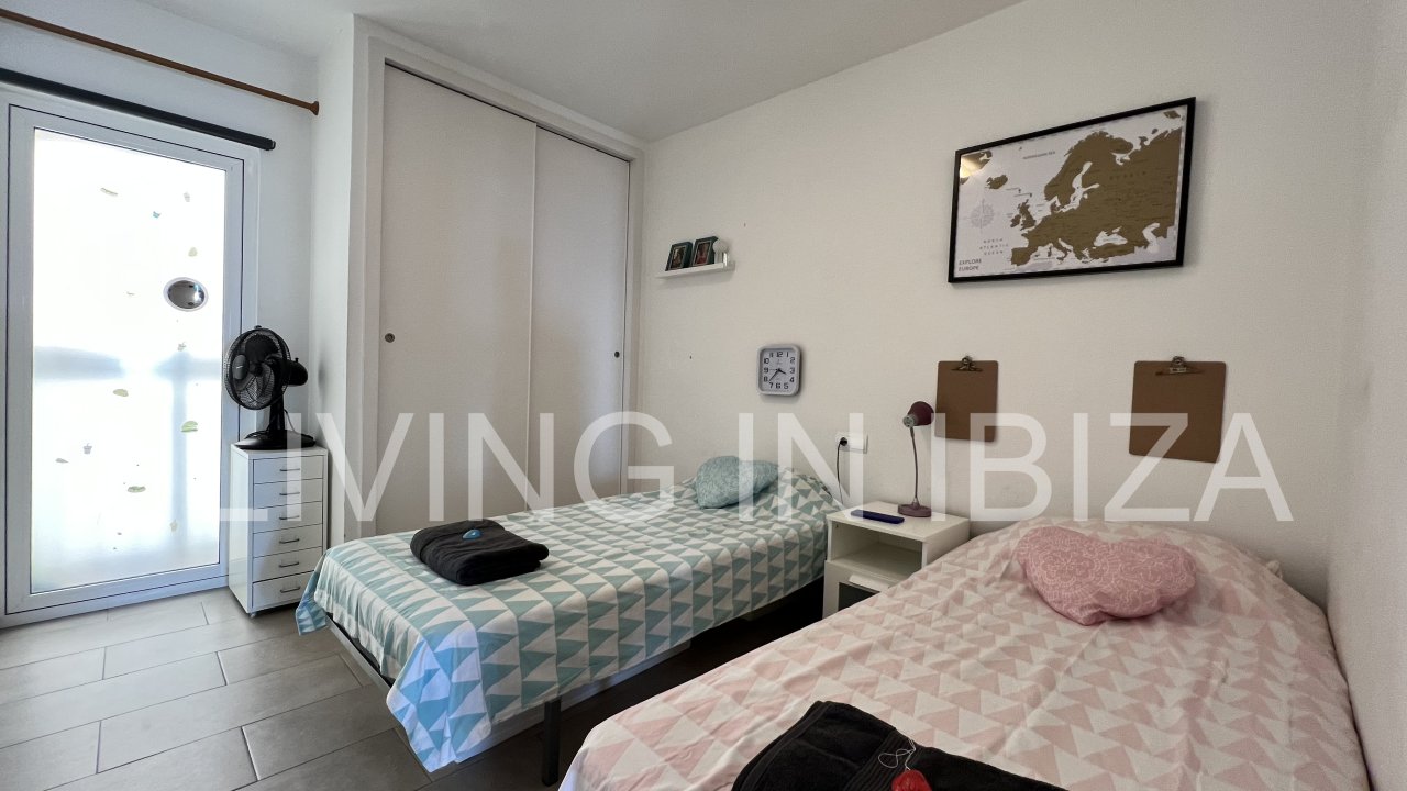 Alquiler a largo plazo / contrato anual, moderno y recientemente renovado con vistas al mar y con un balcón en Santa Eulalia del Rio, Ibiza