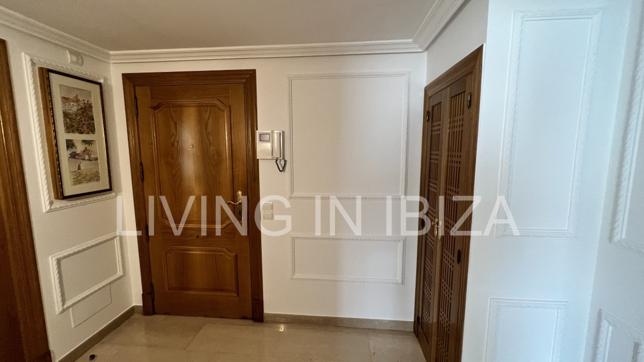 Piso en alquiler anual. Elegante piso en primera línea de mar sobre el paseo marítimo de Santa Eulalia del Río, Ibiza. Incluye 1 plaza de parking