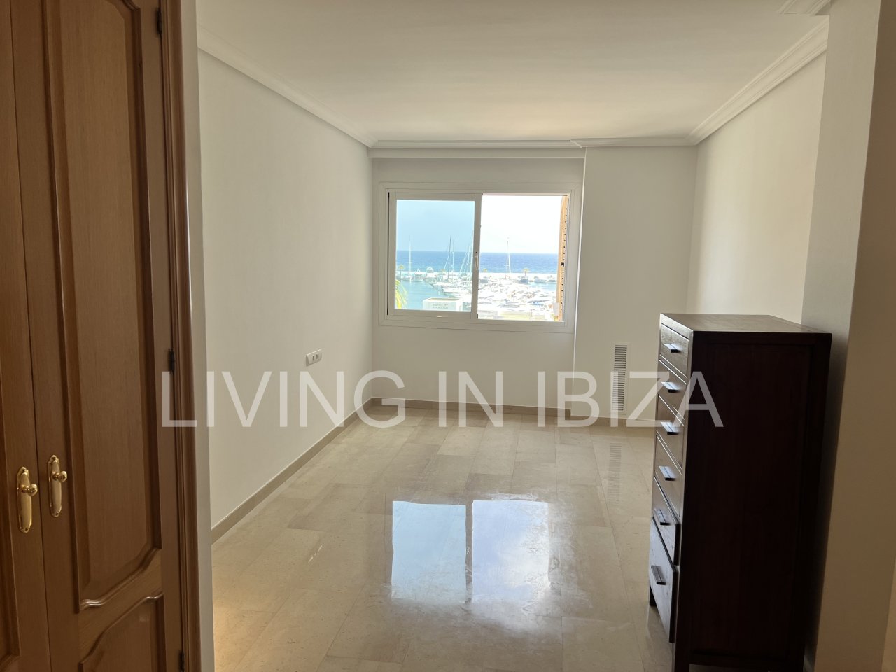 Piso en alquiler anual. Elegante piso en primera línea de mar sobre el paseo marítimo de Santa Eulalia del Río, Ibiza. Incluye 1 plaza de parking