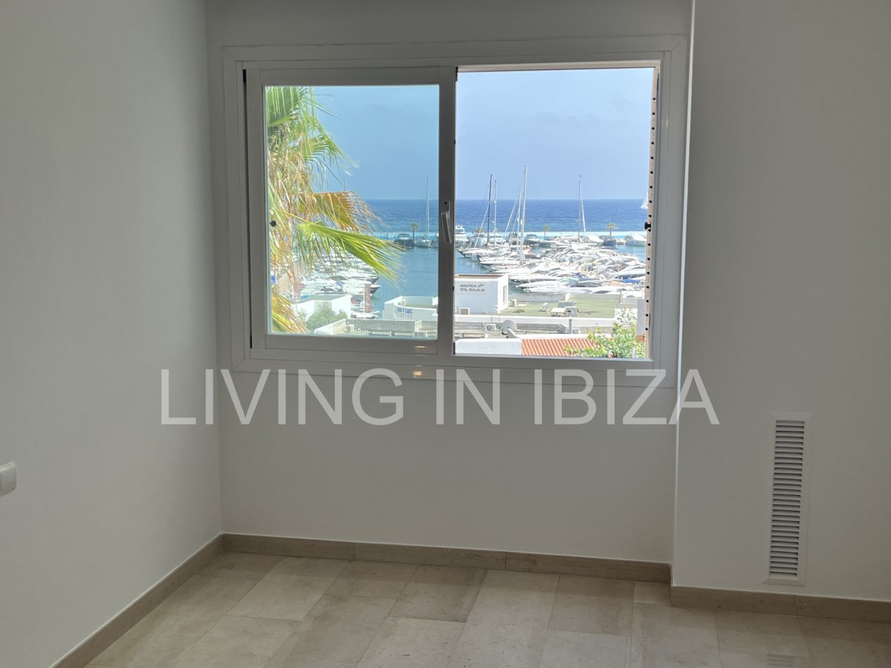 Piso en alquiler anual. Elegante piso en primera línea de mar sobre el paseo marítimo de Santa Eulalia del Río, Ibiza. Incluye 1 plaza de parking