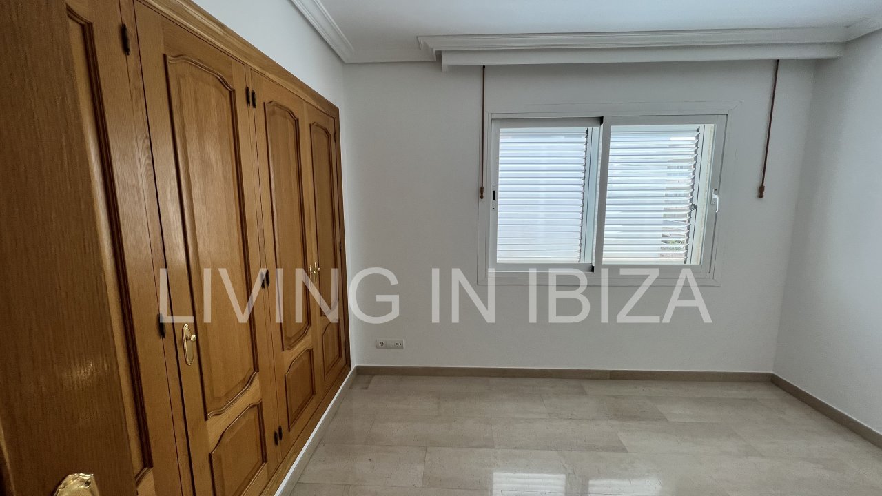 Piso en alquiler anual. Elegante piso en primera línea de mar sobre el paseo marítimo de Santa Eulalia del Río, Ibiza. Incluye 1 plaza de parking