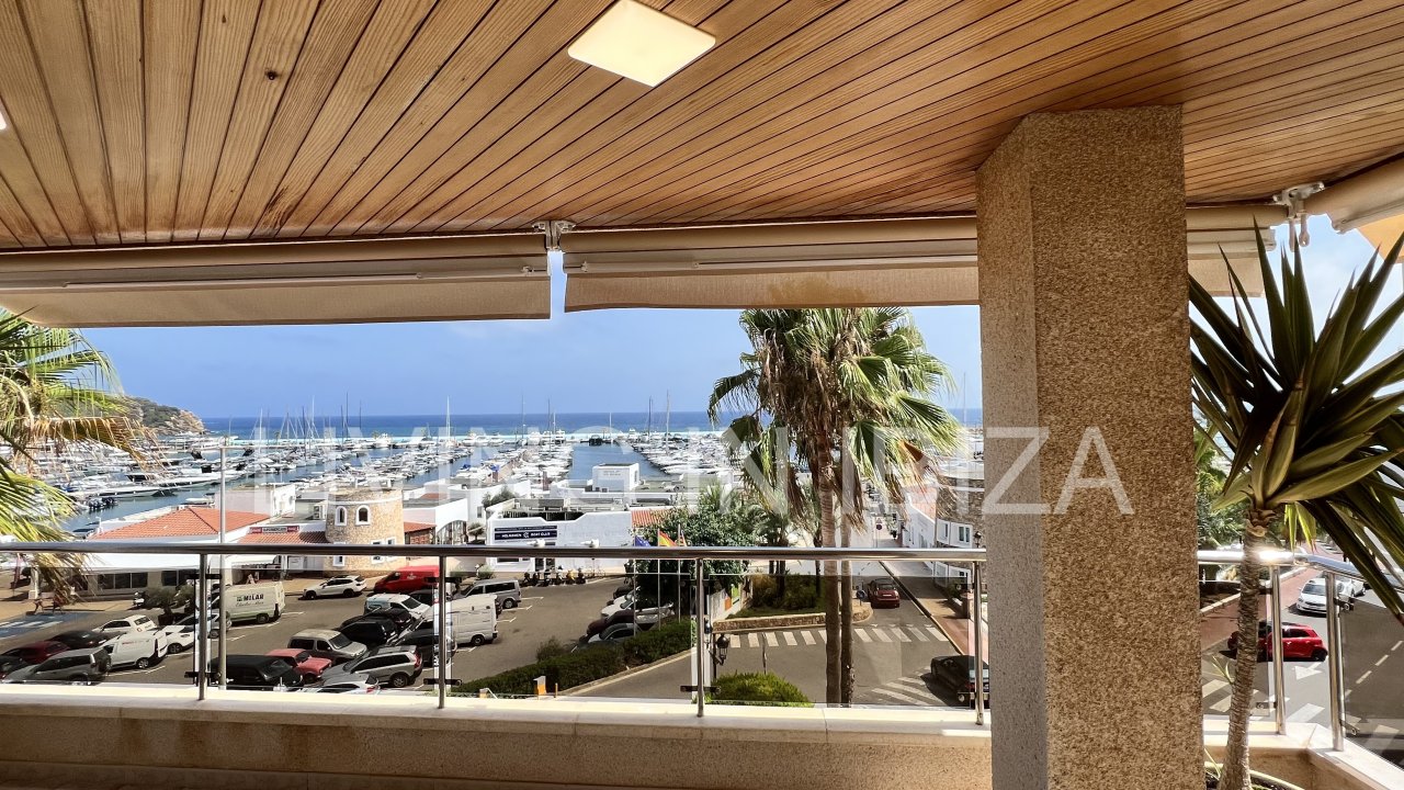 Piso en alquiler anual. Elegante piso en primera línea de mar sobre el paseo marítimo de Santa Eulalia del Río, Ibiza. Incluye 1 plaza de parking