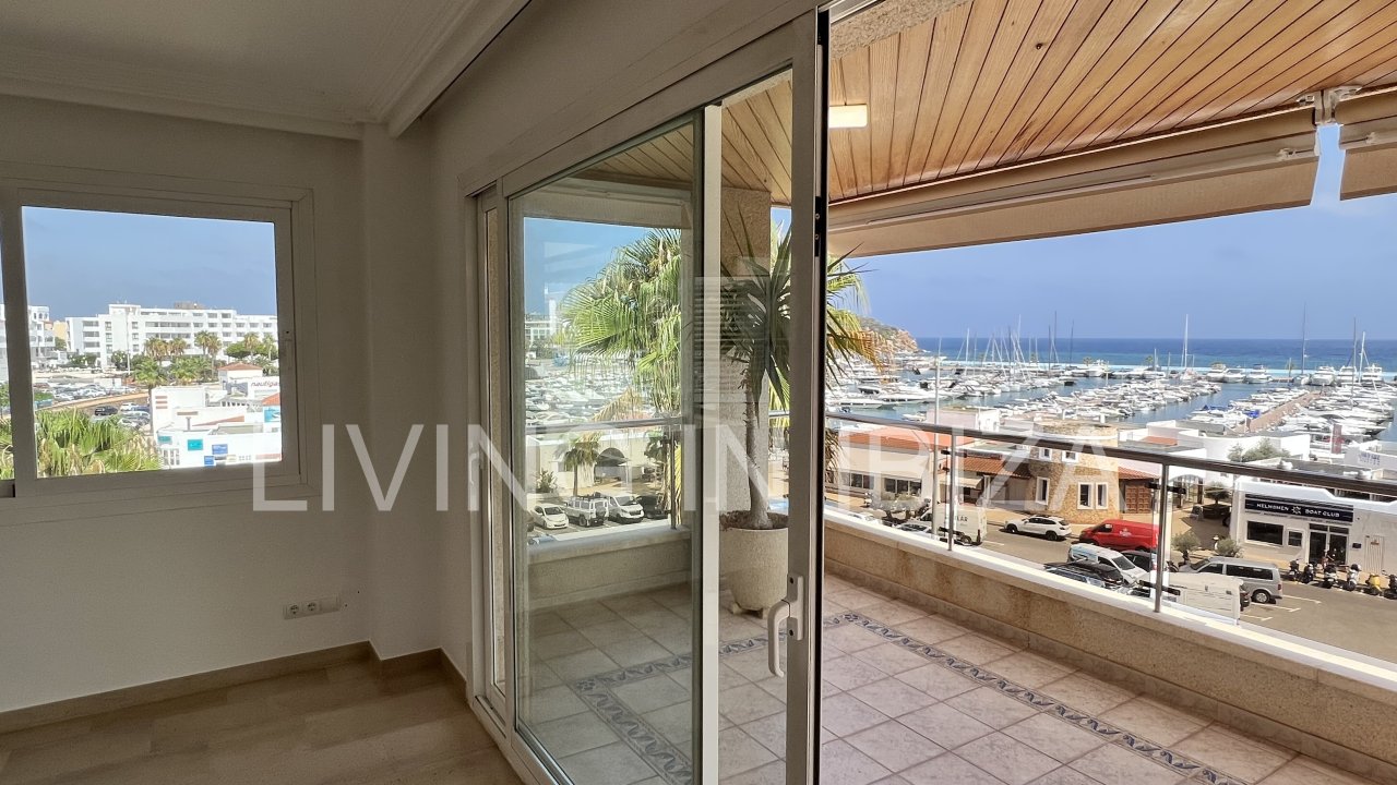 Piso en alquiler anual. Elegante piso en primera línea de mar sobre el paseo marítimo de Santa Eulalia del Río, Ibiza. Incluye 1 plaza de parking