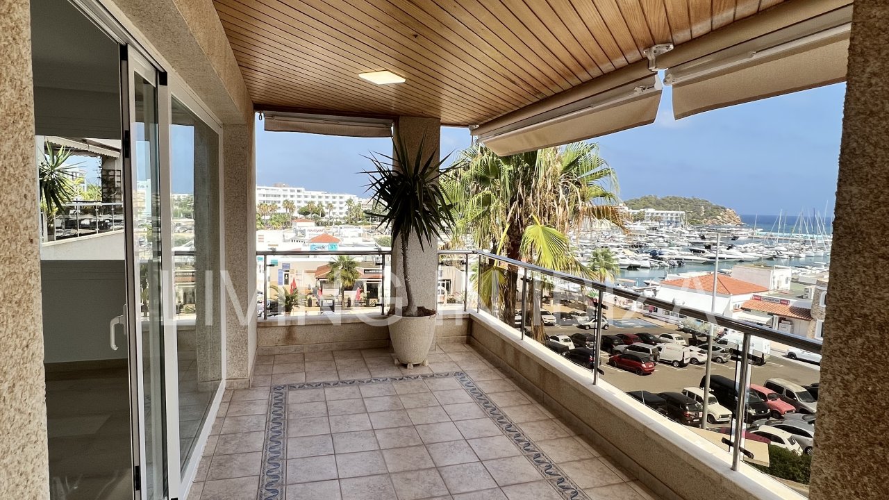 Piso en alquiler anual. Elegante piso en primera línea de mar sobre el paseo marítimo de Santa Eulalia del Río, Ibiza. Incluye 1 plaza de parking
