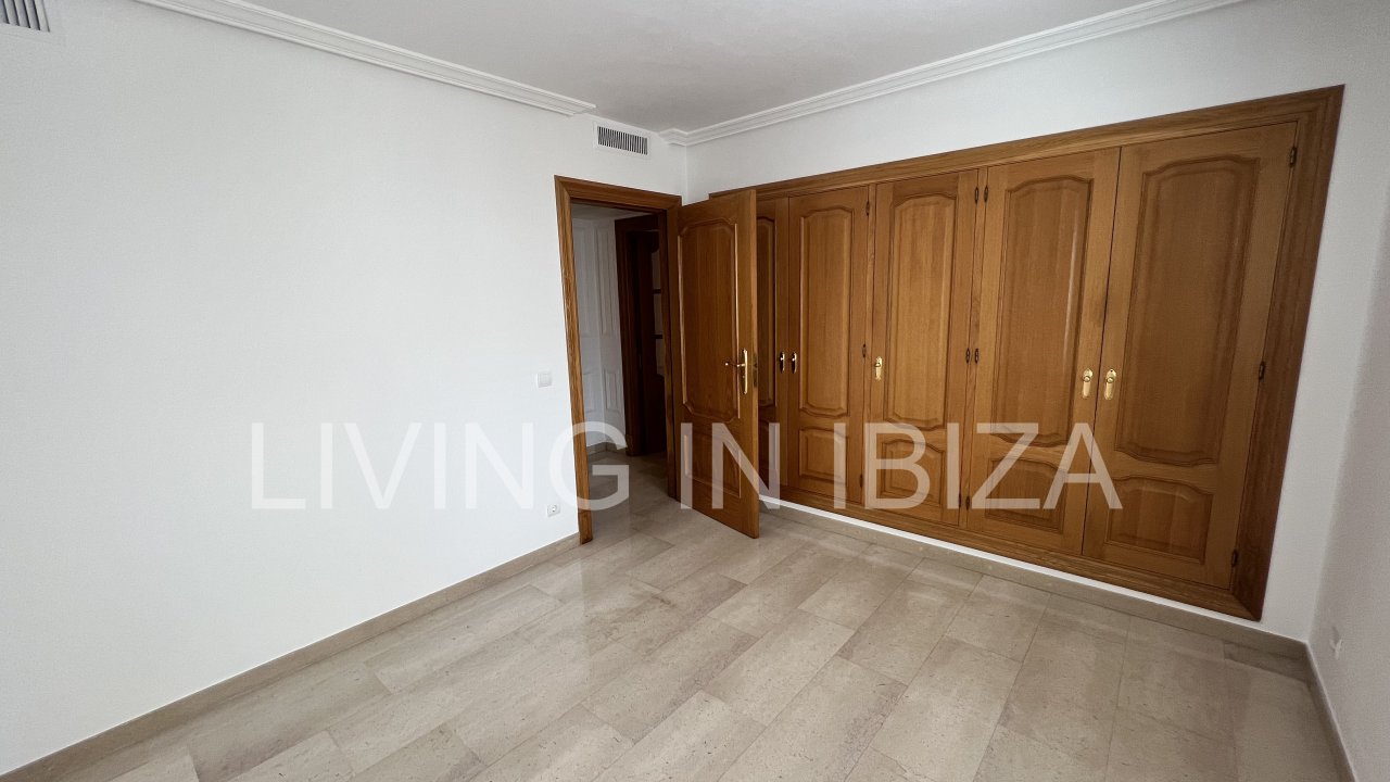 Piso en alquiler anual. Elegante piso en primera línea de mar sobre el paseo marítimo de Santa Eulalia del Río, Ibiza. Incluye 1 plaza de parking