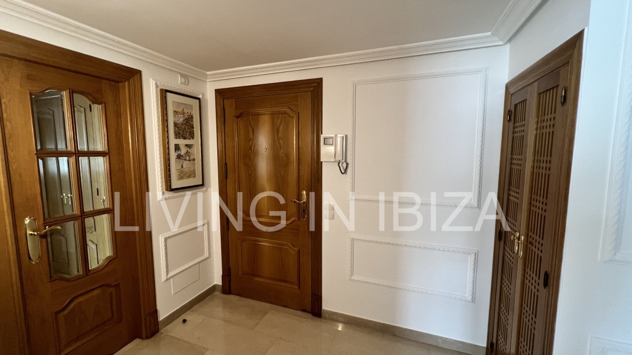 Piso en alquiler anual. Elegante piso en primera línea de mar sobre el paseo marítimo de Santa Eulalia del Río, Ibiza. Incluye 1 plaza de parking