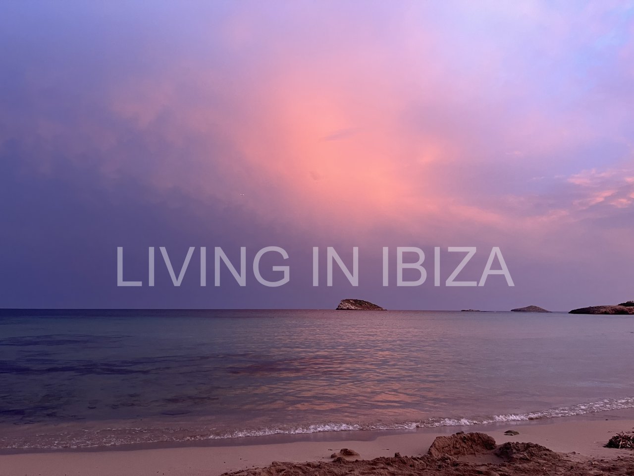 Impresionante piso de lujo en alquiler anual a unos 3 km de San Carlos, en la isla de Ibiza. 4 habitaciones, 3 baños, vistas al mar y chimenea.