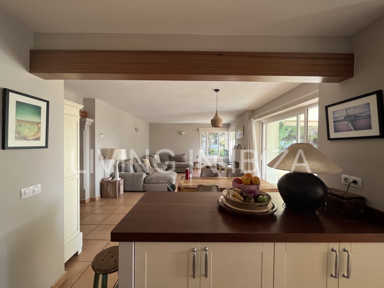 Impresionante piso de lujo en alquiler anual a unos 3 km de San Carlos, en la isla de Ibiza. 4 habitaciones, 3 baños, vistas al mar y chimenea.