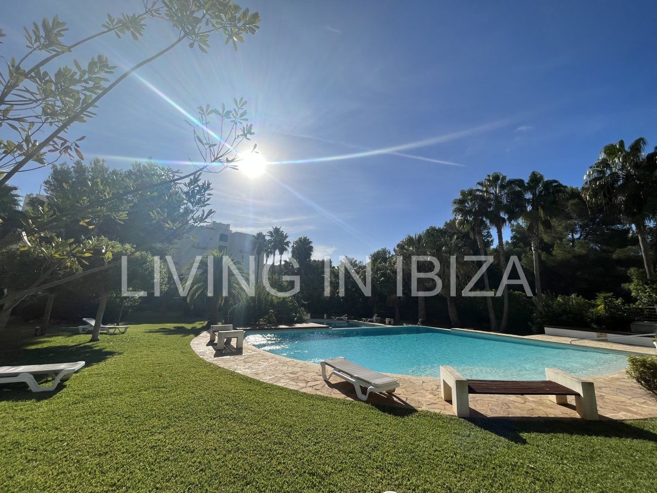 Impresionante piso de lujo en alquiler anual a unos 3 km de San Carlos, en la isla de Ibiza. 4 habitaciones, 3 baños, vistas al mar y chimenea.