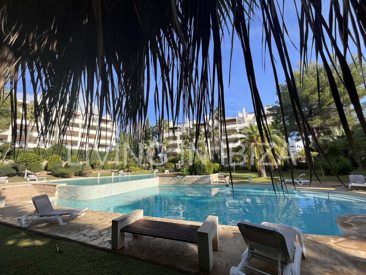 Impresionante piso de lujo en alquiler anual a unos 3 km de San Carlos, en la isla de Ibiza. 4 habitaciones, 3 baños, vistas al mar y chimenea.