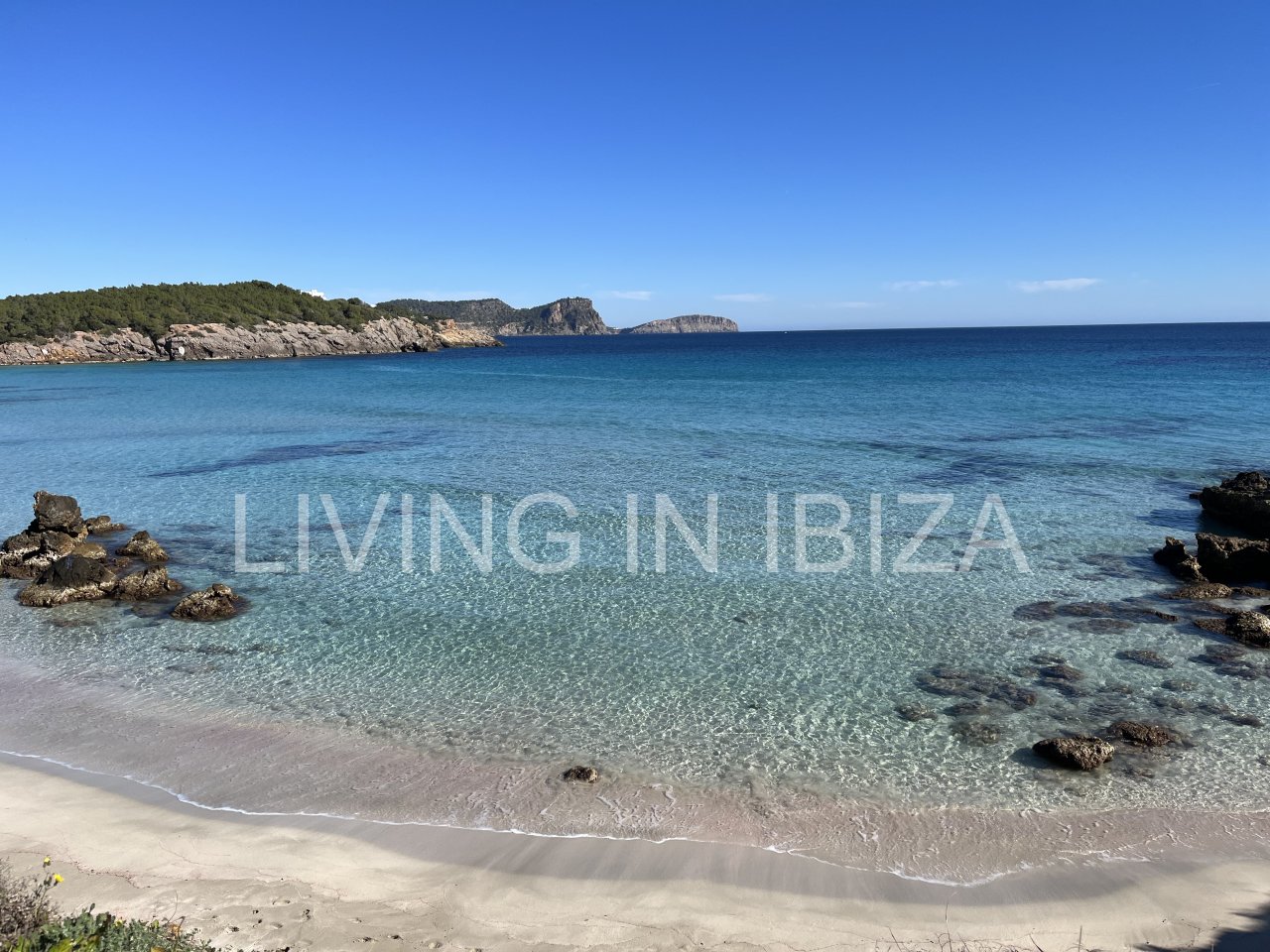 Impresionante piso de lujo en alquiler anual a unos 3 km de San Carlos, en la isla de Ibiza. 4 habitaciones, 3 baños, vistas al mar y chimenea.