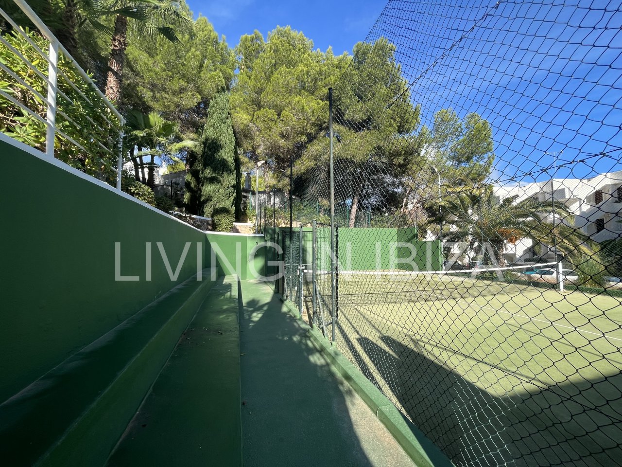 Impresionante piso de lujo en alquiler anual a unos 3 km de San Carlos, en la isla de Ibiza. 4 habitaciones, 3 baños, vistas al mar y chimenea.