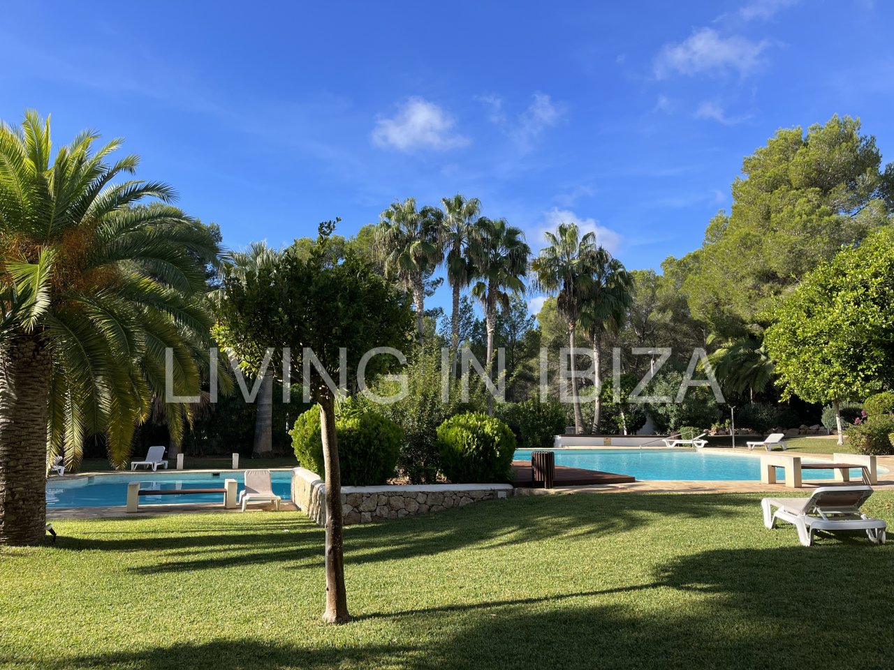 Impresionante piso de lujo en alquiler anual a unos 3 km de San Carlos, en la isla de Ibiza. 4 habitaciones, 3 baños, vistas al mar y chimenea.
