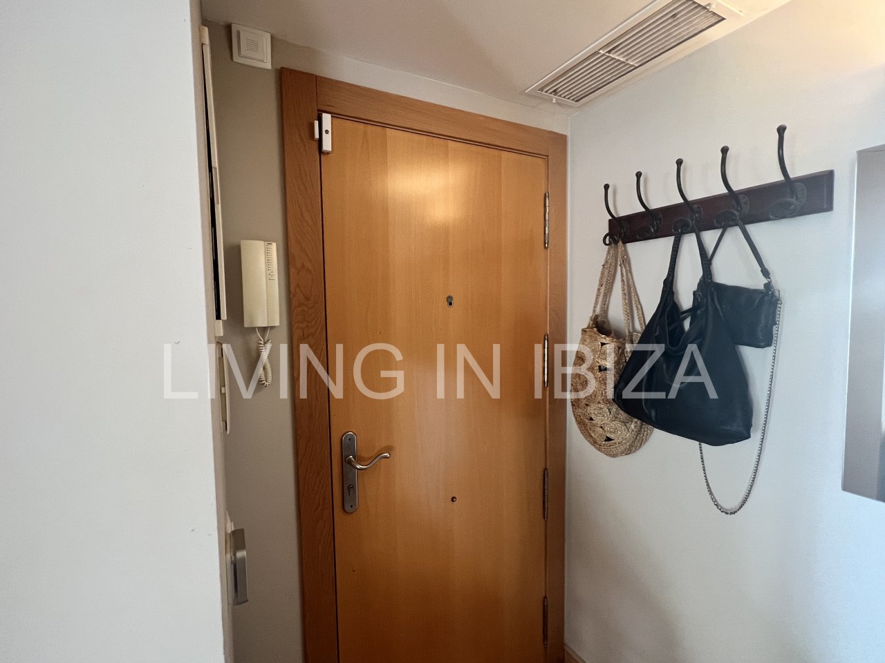 Impresionante piso de lujo en alquiler anual a unos 3 km de San Carlos, en la isla de Ibiza. 4 habitaciones, 3 baños, vistas al mar y chimenea.