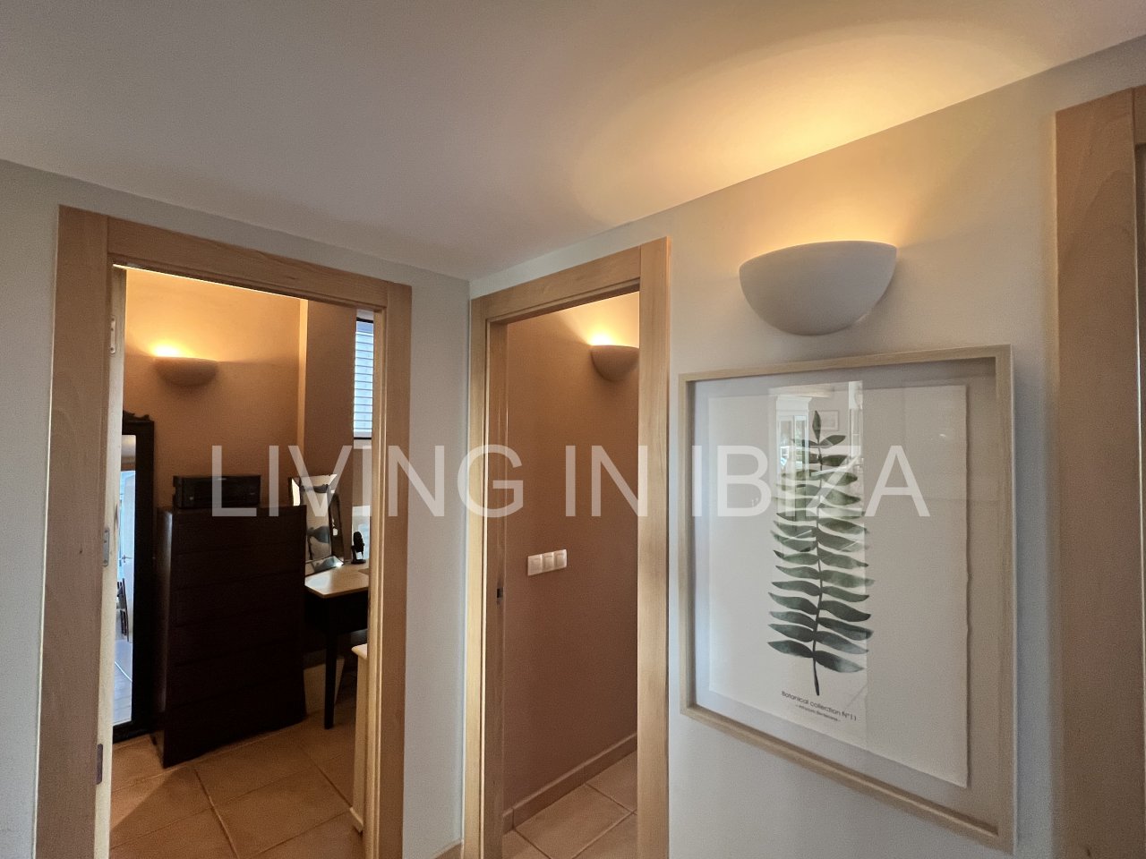 Impresionante piso de lujo en alquiler anual a unos 3 km de San Carlos, en la isla de Ibiza. 4 habitaciones, 3 baños, vistas al mar y chimenea.