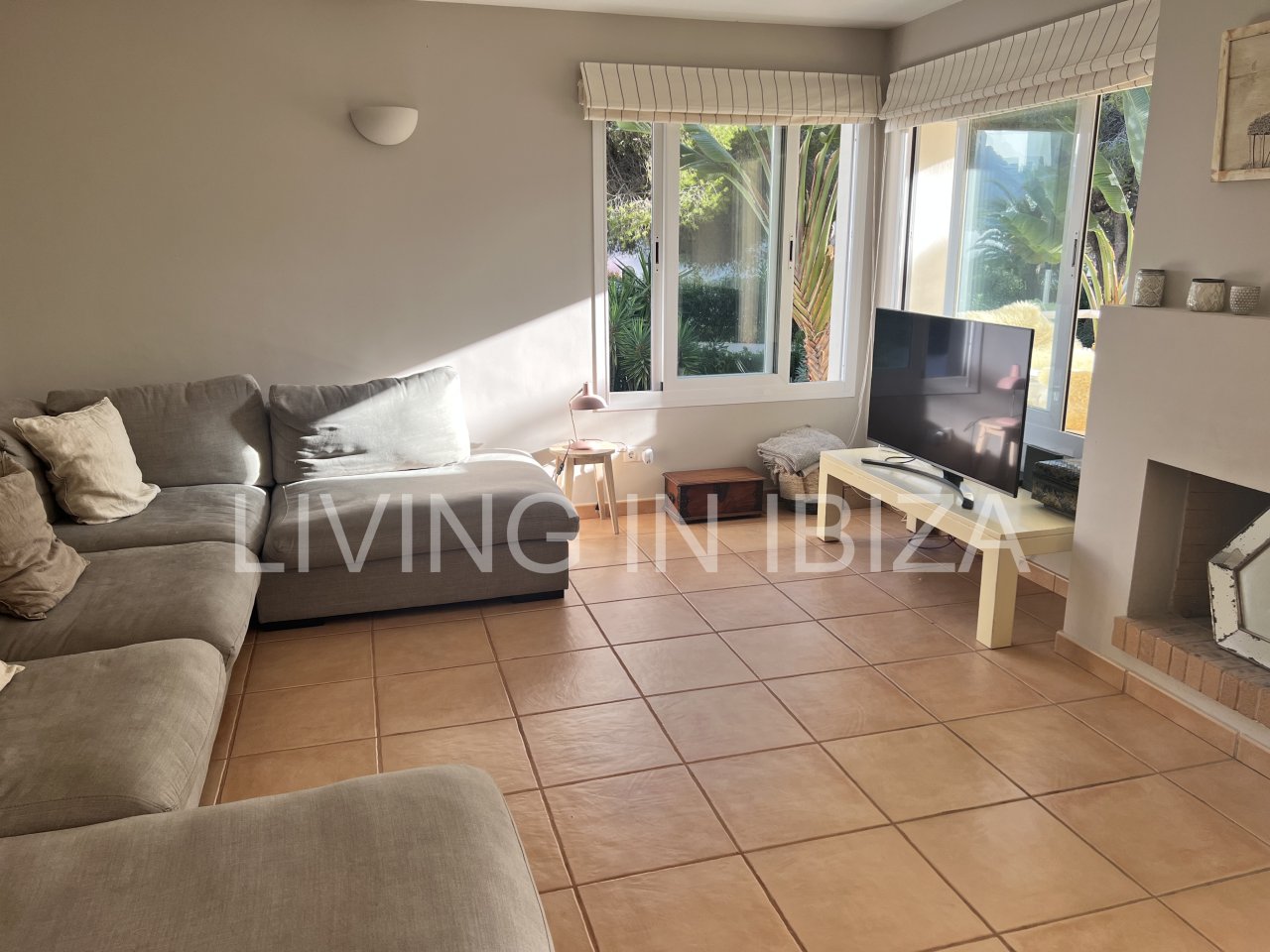 Impresionante piso de lujo en alquiler anual a unos 3 km de San Carlos, en la isla de Ibiza. 4 habitaciones, 3 baños, vistas al mar y chimenea.