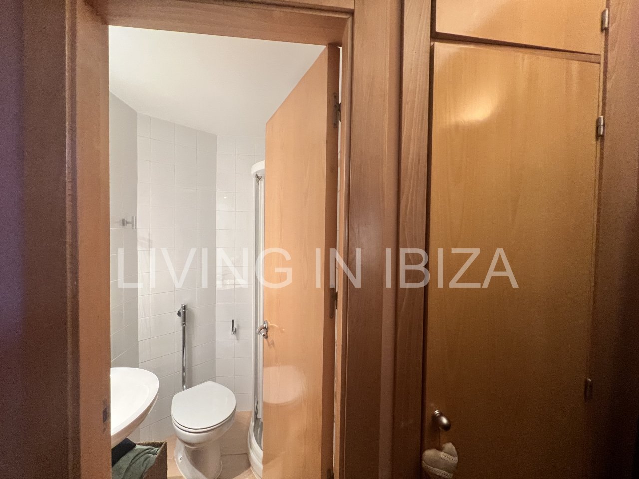 Impresionante piso de lujo en alquiler anual a unos 3 km de San Carlos, en la isla de Ibiza. 4 habitaciones, 3 baños, vistas al mar y chimenea.