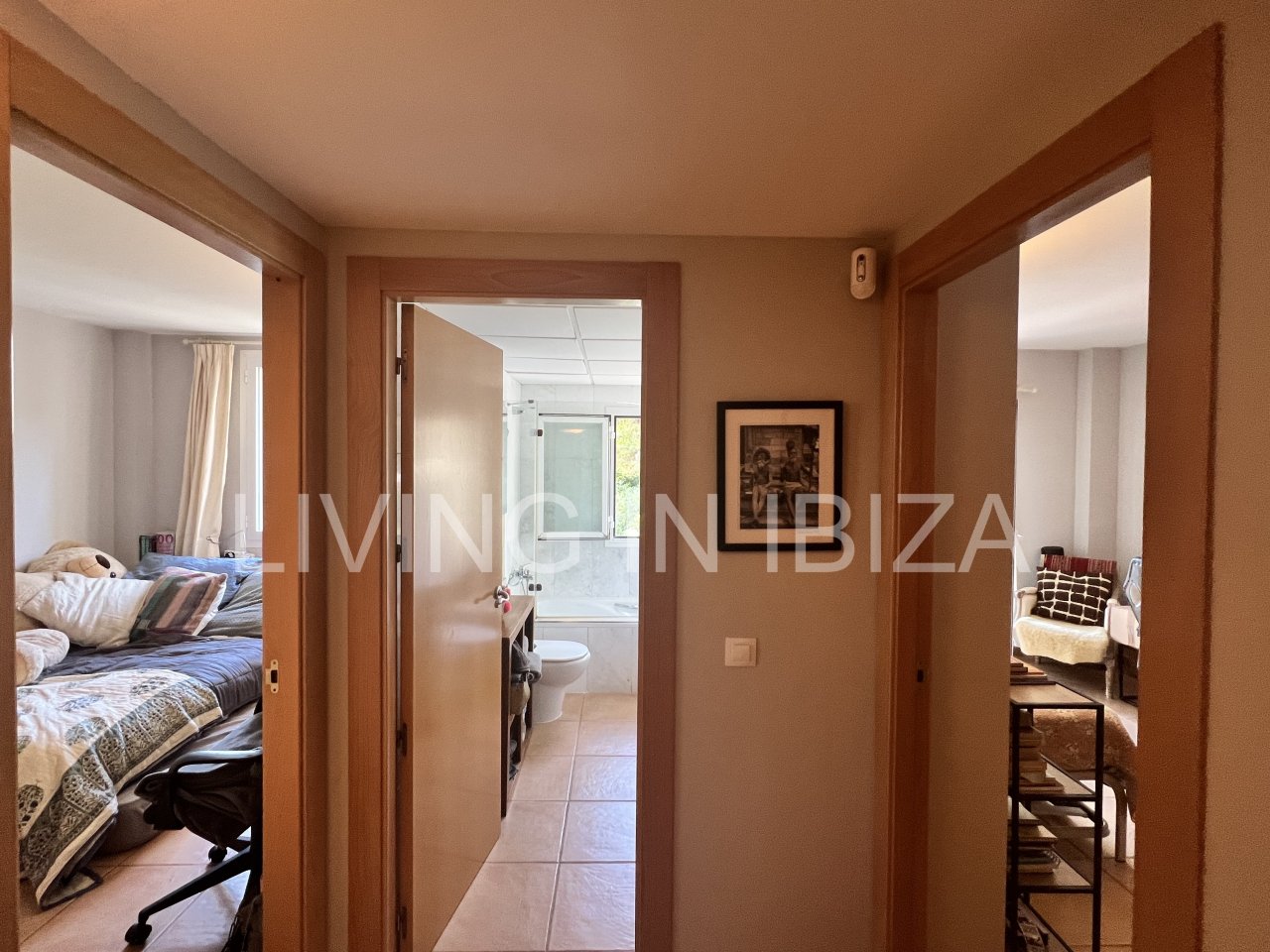 Impresionante piso de lujo en alquiler anual a unos 3 km de San Carlos, en la isla de Ibiza. 4 habitaciones, 3 baños, vistas al mar y chimenea.