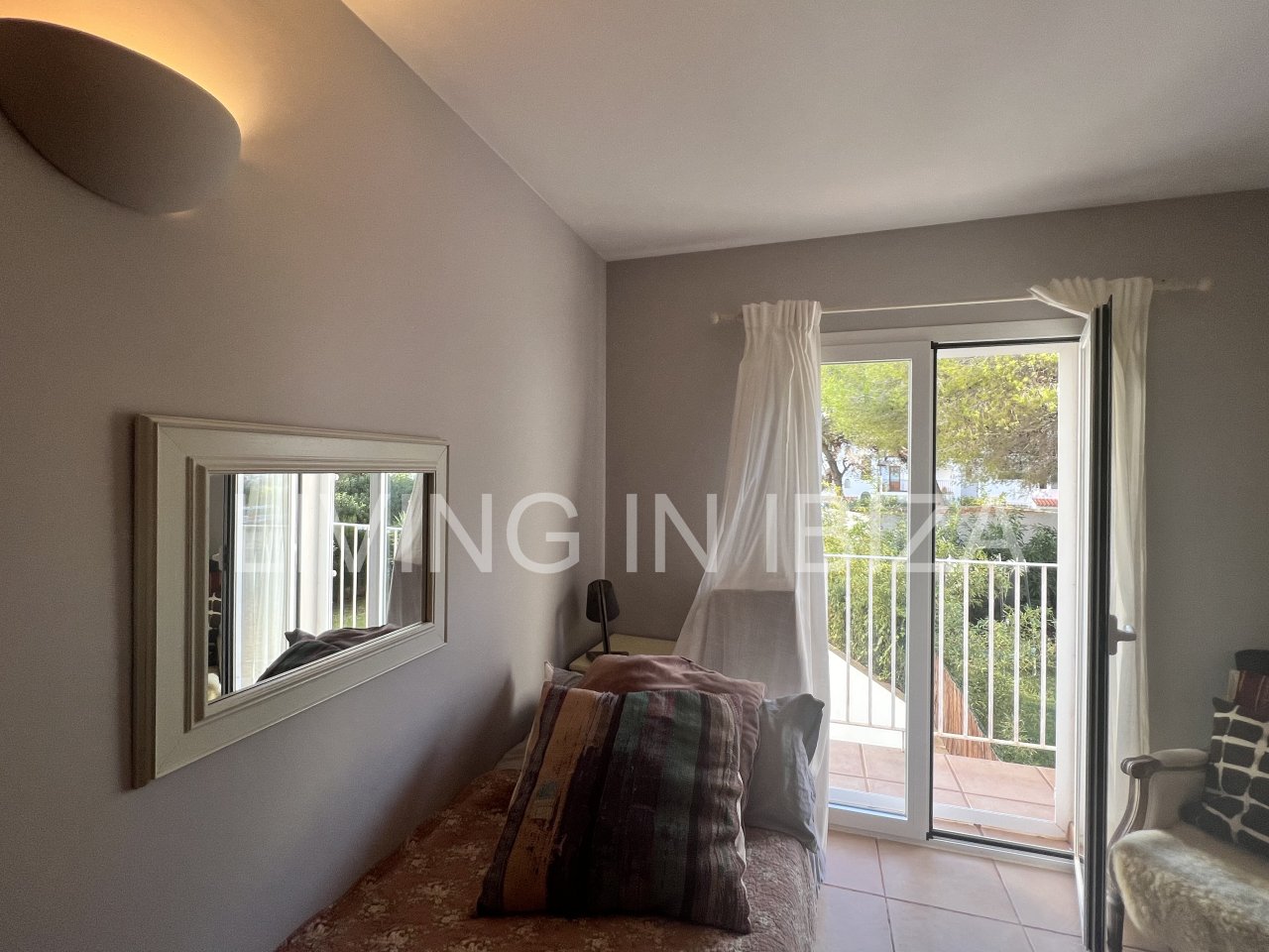 Impresionante piso de lujo en alquiler anual a unos 3 km de San Carlos, en la isla de Ibiza. 4 habitaciones, 3 baños, vistas al mar y chimenea.