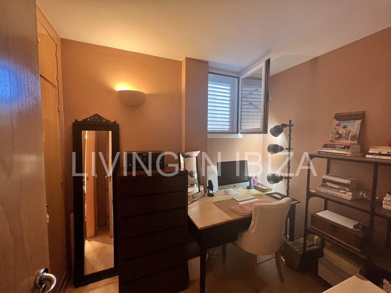 Impresionante piso de lujo en alquiler anual a unos 3 km de San Carlos, en la isla de Ibiza. 4 habitaciones, 3 baños, vistas al mar y chimenea.