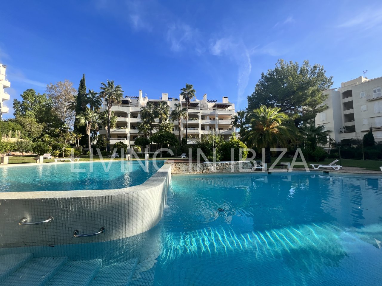 Impresionante piso de lujo en alquiler anual a unos 3 km de San Carlos, en la isla de Ibiza. 4 habitaciones, 3 baños, vistas al mar y chimenea.