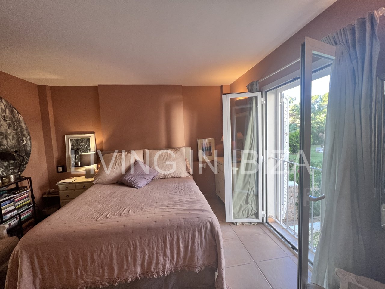 Impresionante piso de lujo en alquiler anual a unos 3 km de San Carlos, en la isla de Ibiza. 4 habitaciones, 3 baños, vistas al mar y chimenea.