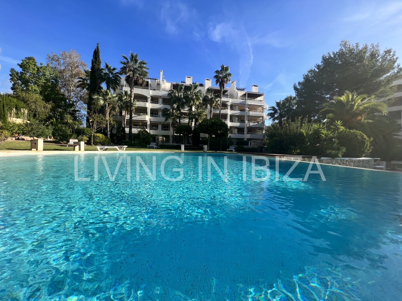 Impresionante piso de lujo en alquiler anual a unos 3 km de San Carlos, en la isla de Ibiza. 4 habitaciones, 3 baños, vistas al mar y chimenea.