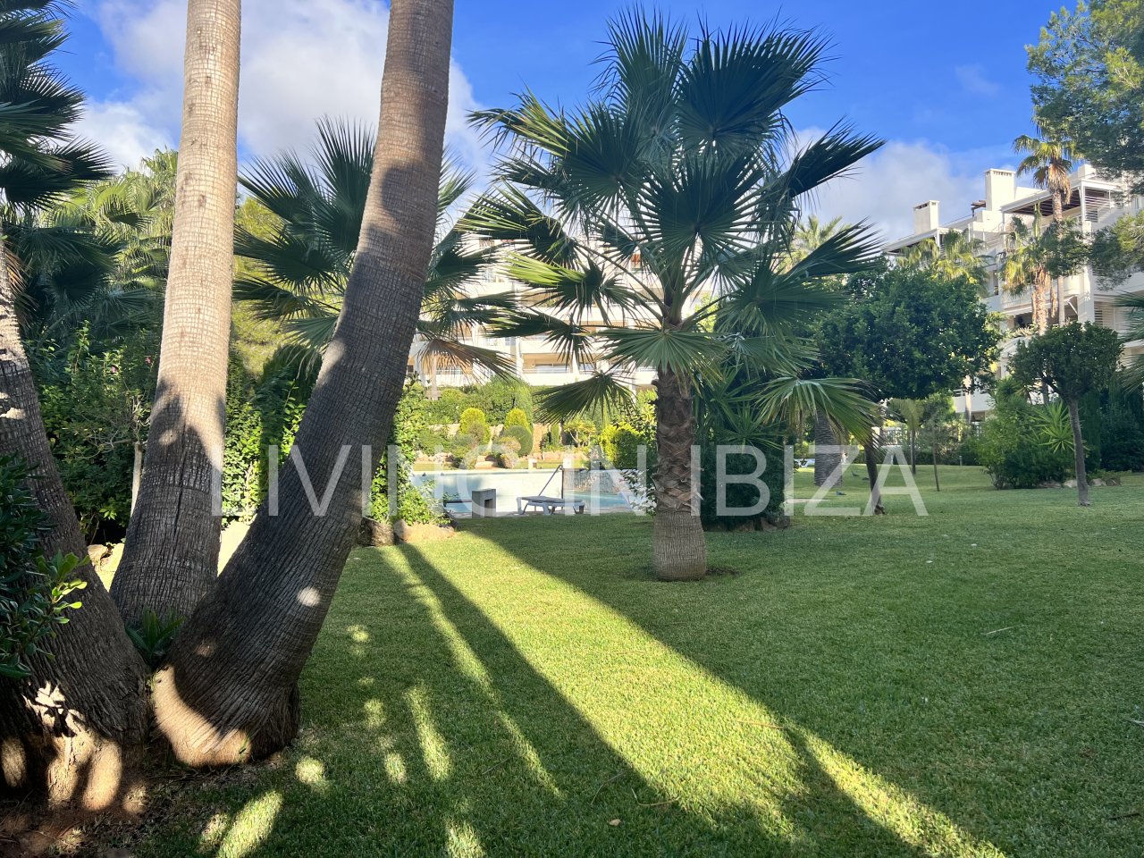 Impresionante piso de lujo en alquiler anual a unos 3 km de San Carlos, en la isla de Ibiza. 4 habitaciones, 3 baños, vistas al mar y chimenea.