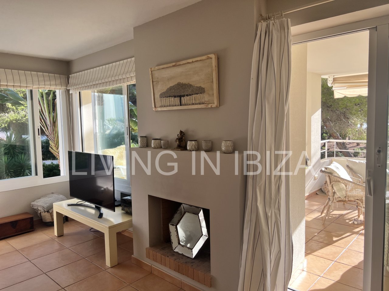 Impresionante piso de lujo en alquiler anual a unos 3 km de San Carlos, en la isla de Ibiza. 4 habitaciones, 3 baños, vistas al mar y chimenea.