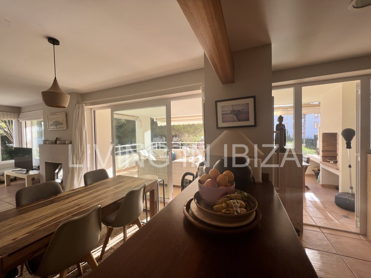 Impresionante piso de lujo en alquiler anual a unos 3 km de San Carlos, en la isla de Ibiza. 4 habitaciones, 3 baños, vistas al mar y chimenea.