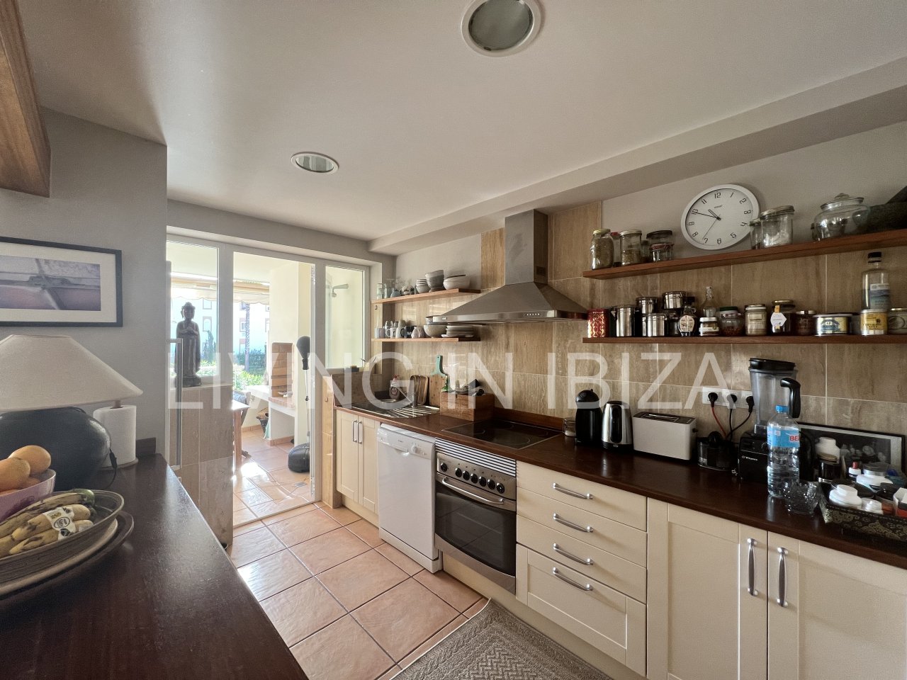 Impresionante piso de lujo en alquiler anual a unos 3 km de San Carlos, en la isla de Ibiza. 4 habitaciones, 3 baños, vistas al mar y chimenea.