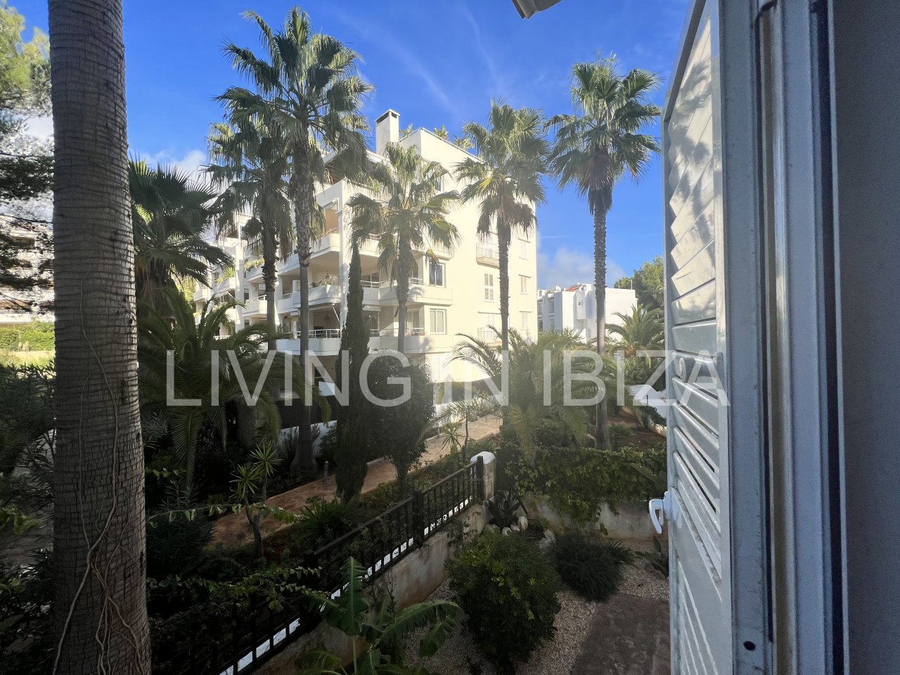 Impresionante piso de lujo en alquiler anual a unos 3 km de San Carlos, en la isla de Ibiza. 4 habitaciones, 3 baños, vistas al mar y chimenea.