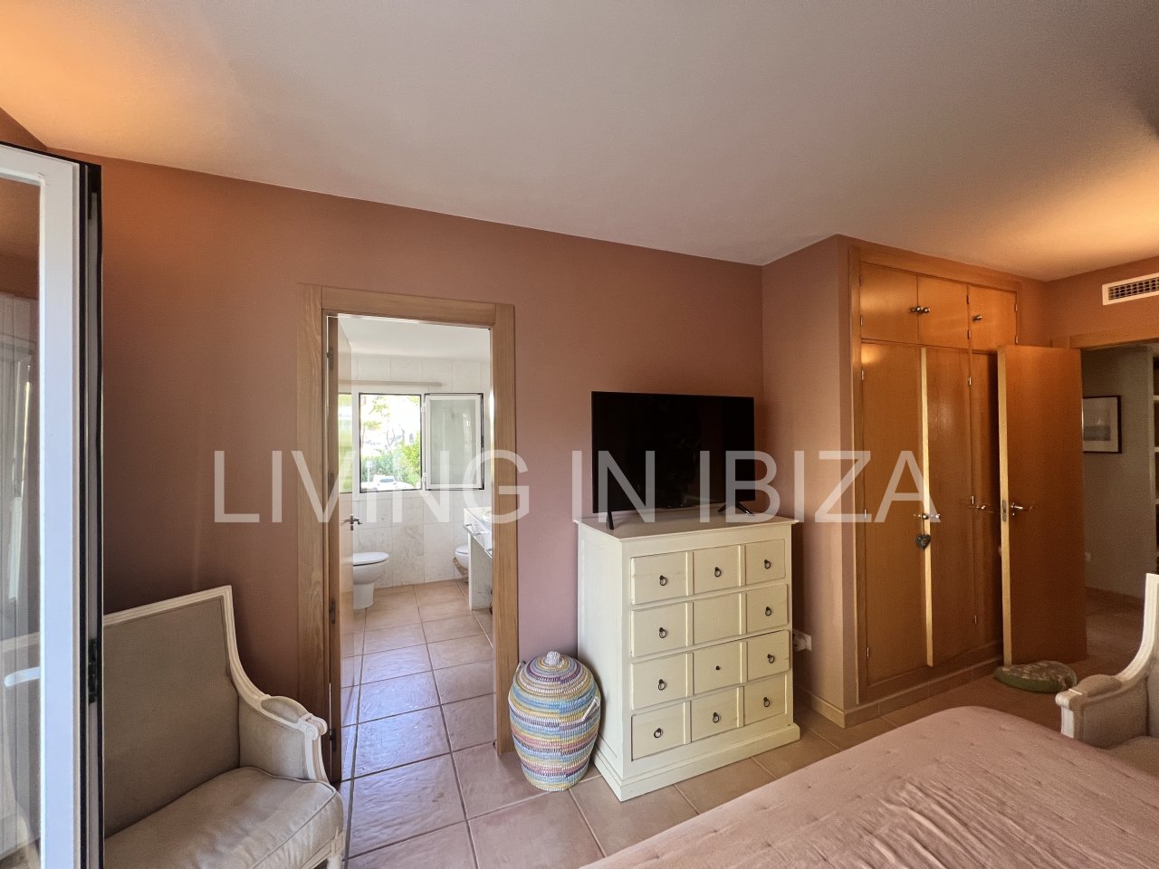 Impresionante piso de lujo en alquiler anual a unos 3 km de San Carlos, en la isla de Ibiza. 4 habitaciones, 3 baños, vistas al mar y chimenea.