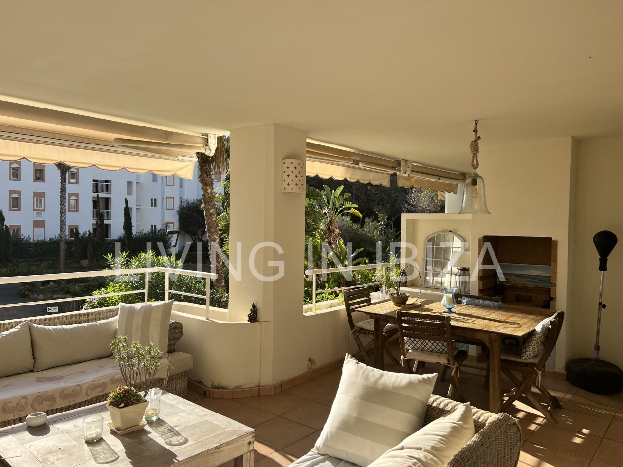 Impresionante piso de lujo en alquiler anual a unos 3 km de San Carlos, en la isla de Ibiza. 4 habitaciones, 3 baños, vistas al mar y chimenea.