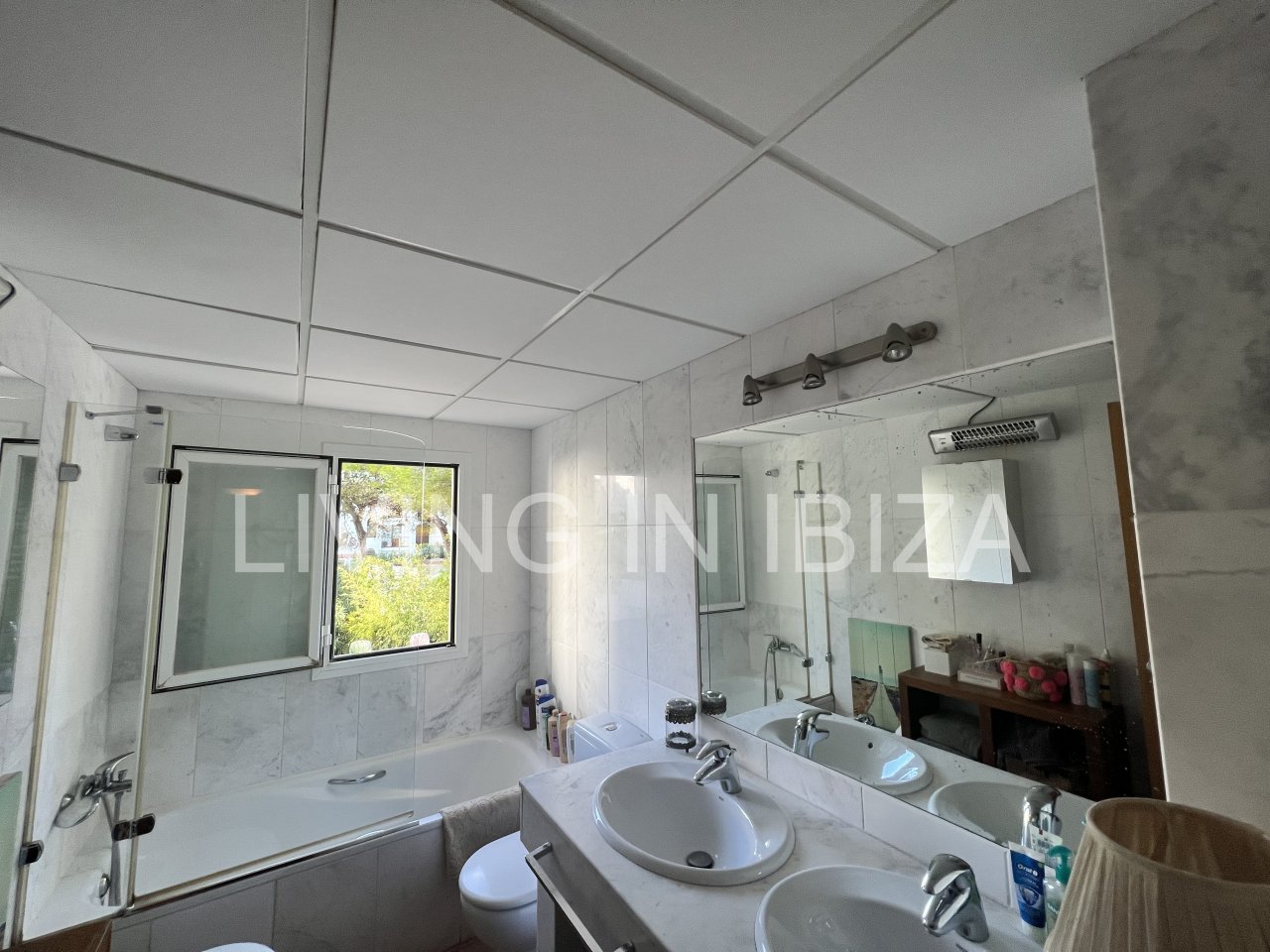 Impresionante piso de lujo en alquiler anual a unos 3 km de San Carlos, en la isla de Ibiza. 4 habitaciones, 3 baños, vistas al mar y chimenea.