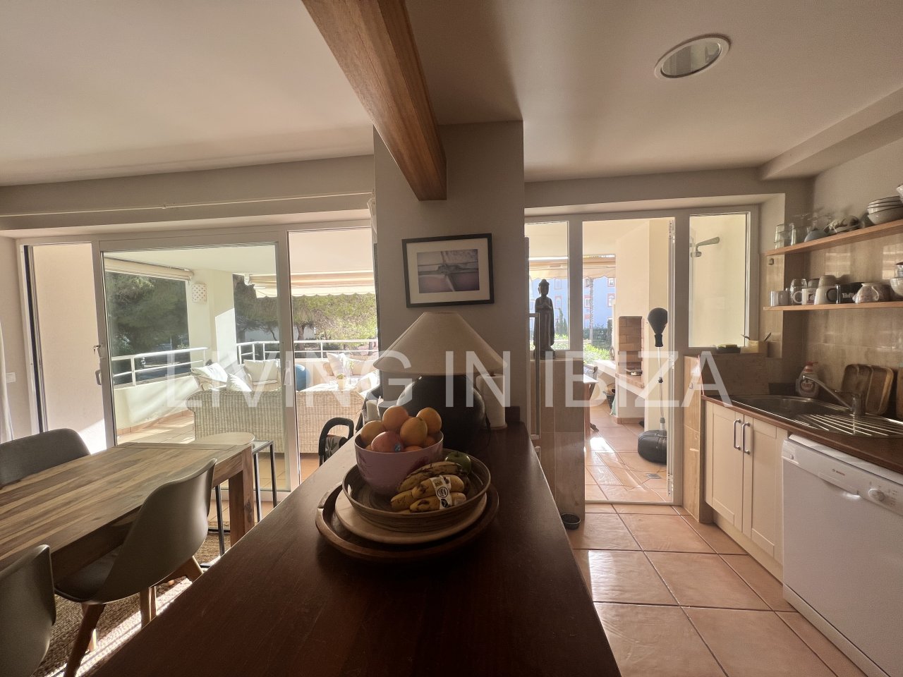 Impresionante piso de lujo en alquiler anual a unos 3 km de San Carlos, en la isla de Ibiza. 4 habitaciones, 3 baños, vistas al mar y chimenea.