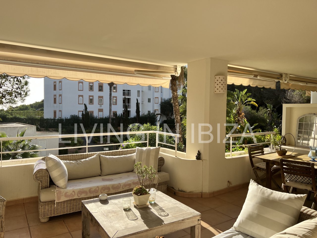 Impresionante piso de lujo en alquiler anual a unos 3 km de San Carlos, en la isla de Ibiza. 4 habitaciones, 3 baños, vistas al mar y chimenea.