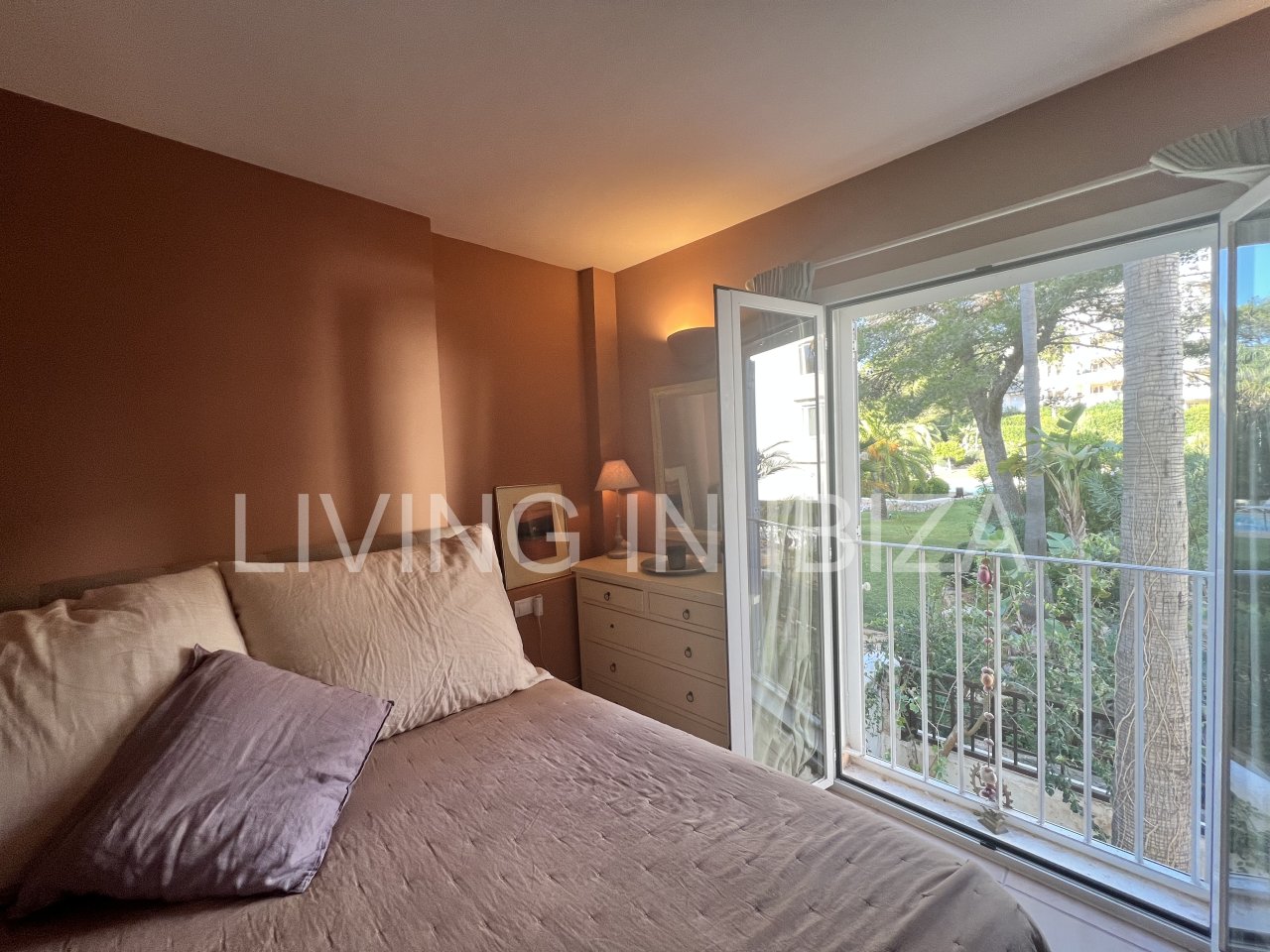 Impresionante piso de lujo en alquiler anual a unos 3 km de San Carlos, en la isla de Ibiza. 4 habitaciones, 3 baños, vistas al mar y chimenea.